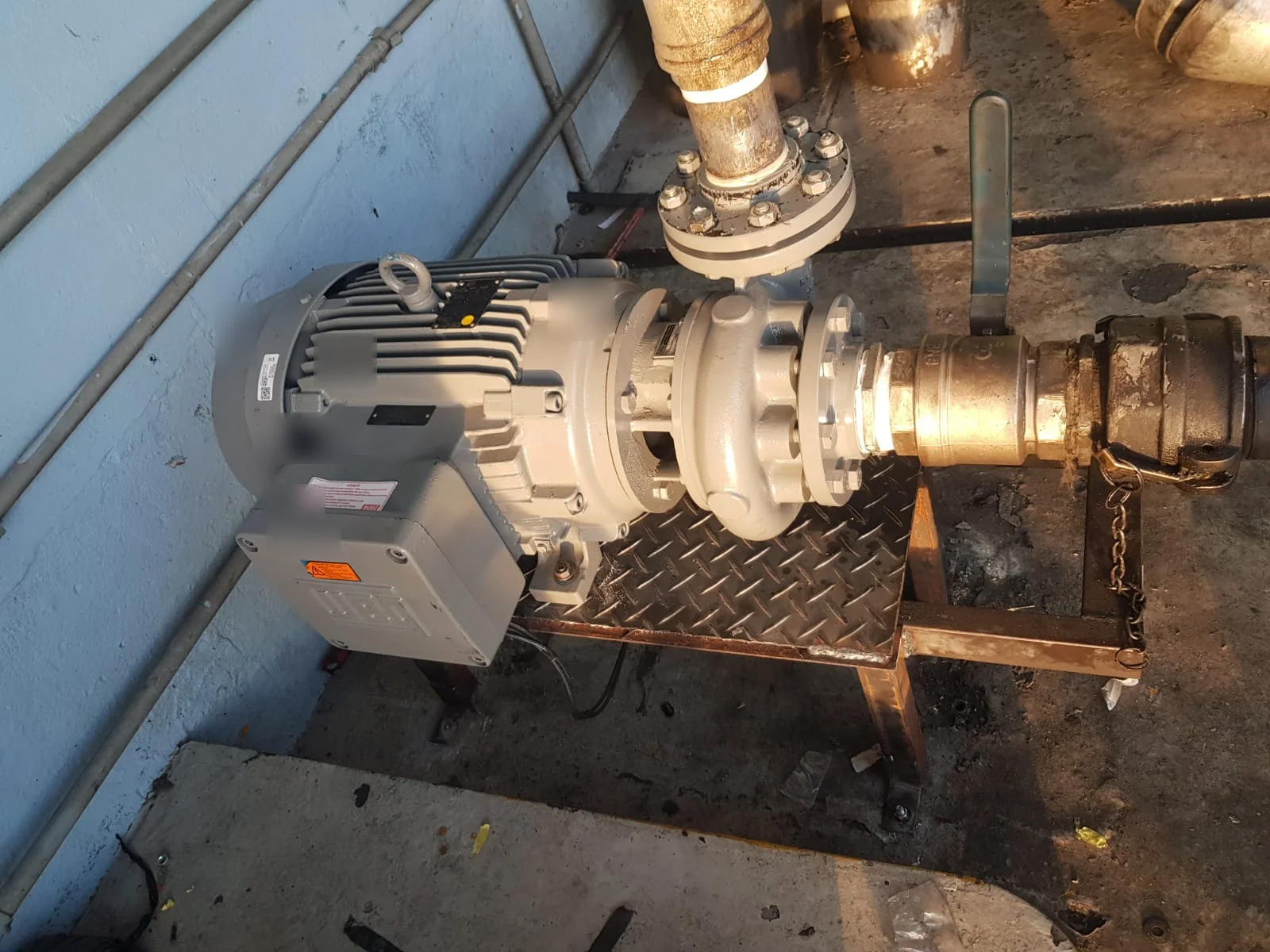 Motobomba instalada após serviço técnico executado em campo pela JM Técnica