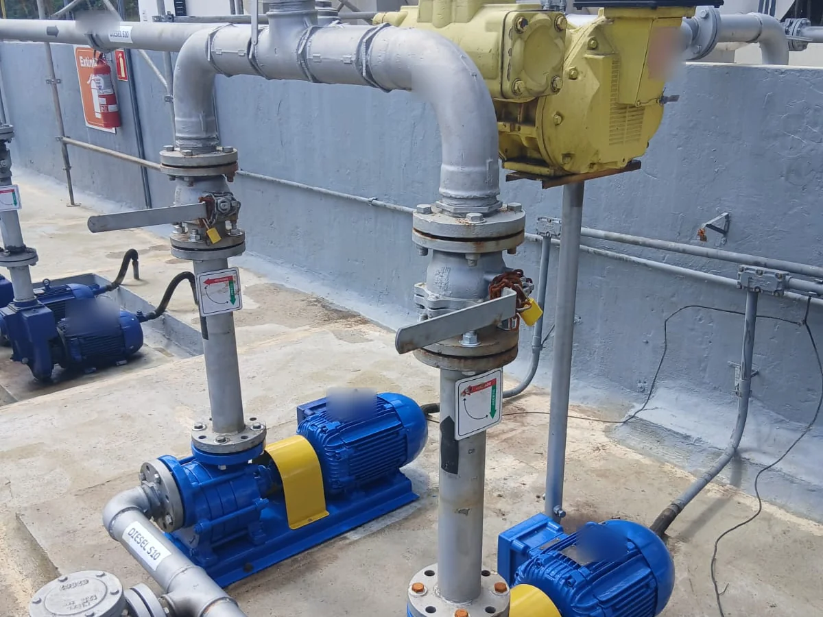 Motobomba de diesel com válvulas e tubulação em unidade de abastecimento